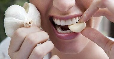 Eating of garlic to treat parasites